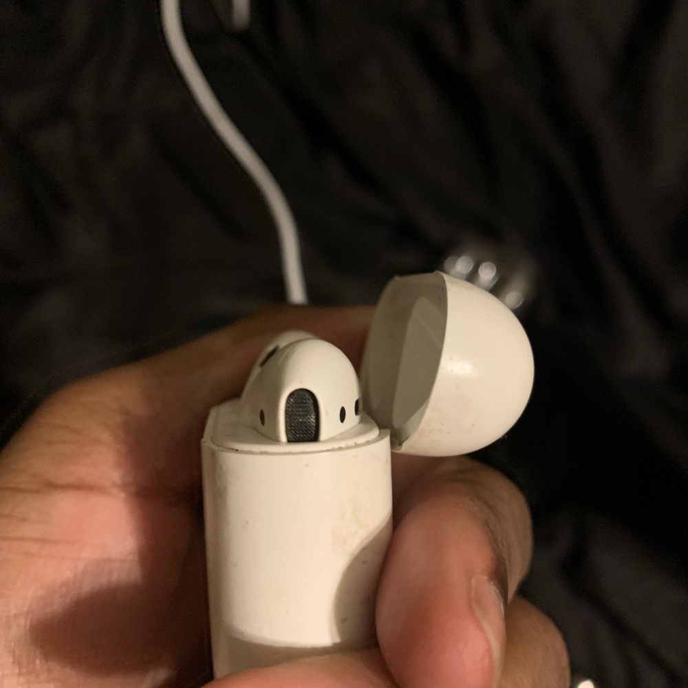AirPods second gen - Picture 2 of 8